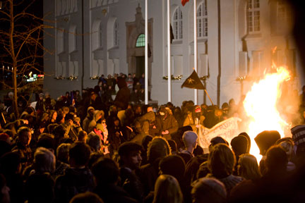 Les manifestants ont allumé d'immenses feux dans les rues de Reykjavîk, le 21 janvier 2009.(Photo : Reuters)
