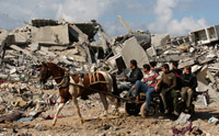 Des Palestiniens regardent les ruines des maisons détruites lors d'un raid israélien à Jabalia, dans le nord de Gaza, le 18 janvier 2009.(Photo : Reuters)