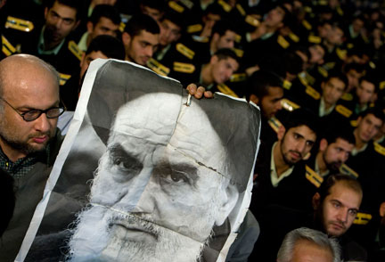 Des fidèles brandissent le portrait de l'imam Khomeiny lors de la célébration du 30e anniversaire de la Révolution islamique en Iran, samedi 31 janvier 2008 au cimetière de Behesht Zahra, au sud de Téhéran.(Photo : Reuters)