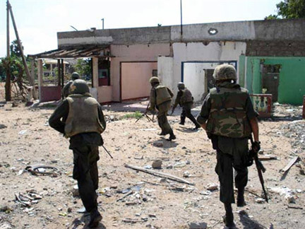 Des soldats de l'armée sri-lankaise entrant dans Paranthan, ville qui contrôle un des accès de Kilinochchi, vers le nord de la péninsule de Jaffna, le 1er décembre 2009.(Photo : AFP)