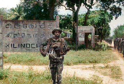 Un militaire sri-lankais devant l'entrée de Kilinochchi, le 2 janvier 2009.( Photo : Reuters )