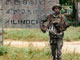 Un militaire sri-lankais devant l'entrée de Kilinochchi, le 2 janvier 2009. 

		( Photo : Reuters )