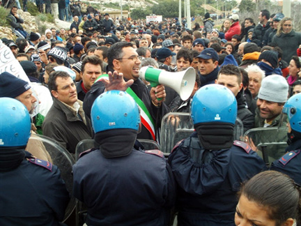 Le maire de Lampedusa, Bernardino de Rubeis (C) s'adresse aux clandestins qui manifestent, le 24 janvier 2009. (Photo : AFP)