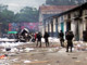 Les forces de sécurité de l'État, le 27 janvier 2009, devant un bâtiment appartenant à la famille du président malgache, Marc Ravalomanana, pillé et brûlé la veille, à Antananarivo.(Photo : AFP)