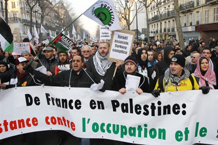 Selon les organisateurs, 100 000 personnes étaient présents à Paris, lors de la manifestation de solidarité avec les Palestiniens de Gaza le samedi 10 janvier 2009. (Photo : AFP)