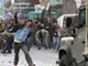 De jeunes palestiniens lancent des pierres contre des soldats israéliens, lors d'une manifestation contre l'offensive israélienne sur Gaza, à Hébron, en Cisjordanie, le 9 janvier 2009.(Photo : Reuters)