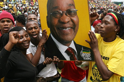 Des partisans de Jacob Zuma, leader sud-africain de l'ANC, l'African National Congress, brandissent son portrait, dans la ville d'East London, au sud de Durban, le 10 janvier 2009.(Photo : AFP)