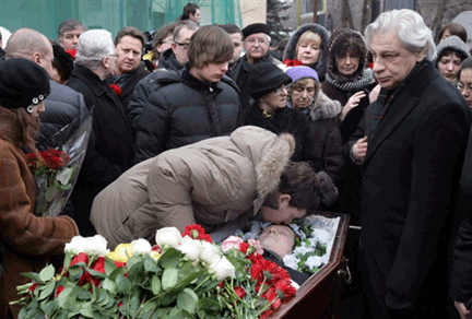 Des centaines de personnes ont rendu un dernier hommage à l'avocat Stanislav Markelov, tué par balle le 21 janvier 2009. (Photo: Reuters)