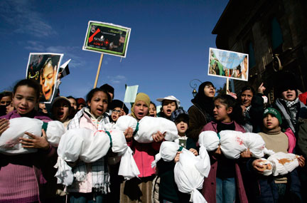 Des enfants lors d'une manifestation en faveur de la Palestine à Rabat, au nord-ouest du Maroc, le 11 janvier 2009.(Photo : Reuters)