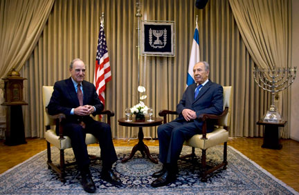 Le président israélien Shimon Peres (d) et George Mitchell, l'envoyé spécial de Barack Obama au Proche-Orient, à Jérusalem le 28 janvier 2009. (Photo : Reuters)