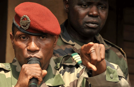 Le capitaine Moussa Dadis Camara, lors d’une réunion au Camp militaire d'Alpha Yaya Diallo à Conakry, le 27&nbsp;décembre 2008.(Photo : AFP)
