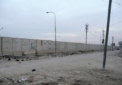 Le mur séparant deux quartiers, sunnite et chiite, de Bagdad.(Photo : Claude Verlon/RFI)