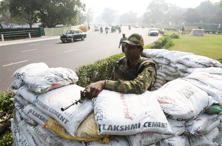 Un militaire indien en alerte à New Delhi à la veille de la fête nationale. Le 25 janvier 2009. (photo : AFP)