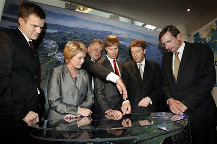 De droite à gauche : Helge Lund, PDG de StatoilHydro, Aslaug Haga, ministre norvégien du Pétrole et de l'Energie, Tom Rotjer, directeur de projet d'Ormen Lange Hydro, Stephen Timms, ministre d'Etat à la Compétitivité, Eivind Reiten, PDG de Hydro, Jeroen Van der Veer, PDG de Shell, avant l'ouverture du terminal de raffinerie du gaz du champ d’Ormen Lange, le 6 octobre 2007.(Photo : AFP)