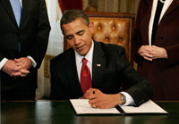 Barack Obama appose pour la première fois sa signature sur un document officiel, en tant que président des Etats-Unis, le20 janvier 2009.(Photo : Reuters)