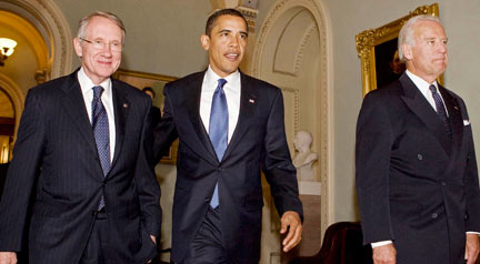 Le président élu Barack Obama (c) accompagné de Harry Reid (g), leader de la majorité au Sénat et de son vice-président, Joseph Biden (d).(Photo : Reuters)