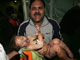 Un père emmène sa fille d'urgence à l'hôpital, à Gaza, le 4 janvier 2009. L'offensive israélienne a fait au moins 500 morts palestiniens en neuf jours dans la bande de Gaza.(Photo : AFP)