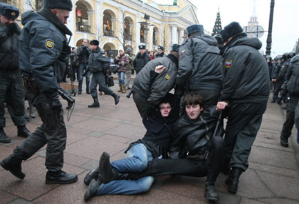 La police russe arrête des manifestants de l'opposition, lors de la «&nbsp;marche du désaccord&nbsp;» du 14 décembre 2008 à Saint Pétersbourg.(Photo : AFP)