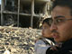 Un Palestinien et son enfant, à proximité d'un immeuble qui vient d'être détruit par un raid aérien à Gaza, le 13 janvier 2009.(Photo : Reuters)