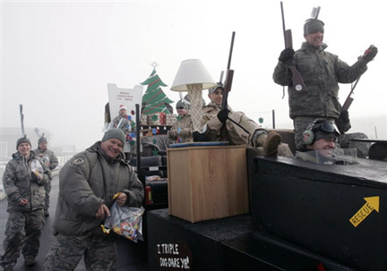 Le personnel de la base militaire américaine de Manas paradant pour Noël, à 30 kilomètres de Bichkek, le 24 décembre 2008.(Photo : AFP)