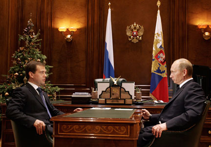 Le président russe Dmitri Medvedev (g) et son Premier ministre Vladimir Poutine, dans la résidence de Gorki, près de Moscou, le 31 décembre 2008. Vladimir Poutine a annoncé ce mercredi que Kiev refusait toute négociation.(Photo : Reuters)