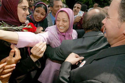 La très charismatique dirigeante de l'OMPI Maryam Radjavi salue les sympathisants venus l'accueillir, le 3 juillet 2003 à Auvers-sur-Oise.( Photo : Reuters )