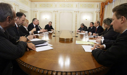 Le Premier ministre russe Vladimir Poutine (à droite au centre), son homologue tchèque Mirek Topolanek (à gauche au centre) et le PDG de Gazprom, Alexei Miller (à droite au premier plan), réunis dans la résidence de Novo-Ogaryovo, près de Moscou, le 10 janvier 2009.(Photo : AFP)