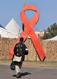 Le sigle géant de l'Association de lutte contre le sida (AIDES) à Dakar.(Photo : AFP)