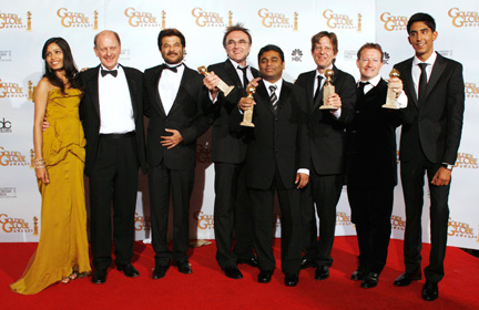 L'équipe du film <em>Slumdog millionaire </em>de Danny Boyle (au centre) lors de la 66e cérémonie des Golden Globes le 11 janvier 2009.(Photo : Reuters)
