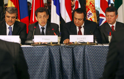 De gauche à droite : Le président turc Abdullah Gül, le président français Nicolas Sarkozy, son homologue égyptien Hosni Moubarak et le roi Abdallah II de Jordanie, lors du Sommet de Charm el-Cheikh, le 18 janvier 2009. (Photo : Reuters)