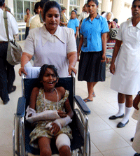 Des blessés et surtout des enfants sont transportés en zone militaire gouvernementale pour y recevoir des soins. (22&nbsp;janvier 2009).(Photo : Reuters)