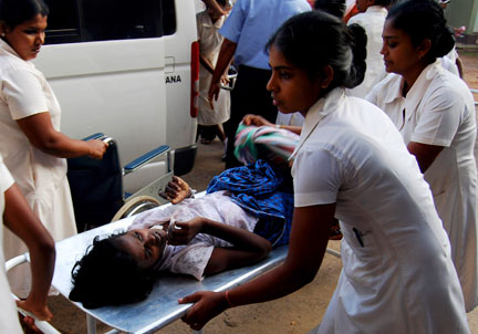 Une jeune victime arrive à l'hôpital de Vavuniya situé à environ 260 kilomètres de la capitale Colombo, le 22 janvier 2009.(Photo: Reuters)