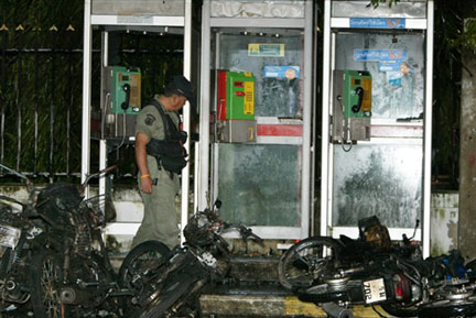 Une bombe sur une moto a explosé devant l’hôpital régional de Yala. Un officier de police inspecte les lieux, le 15 janvier 2009. (Photo : AFP)