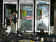 Une bombe sur une moto a explosé devant l’hôpital régional de Yala. Un officier de police inspecte les lieux, le 15 janvier 2009. (Photo : AFP)