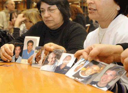 « <em>Nous ne vivons plus, sept familles ont été détruites </em>», a confié la mère de Roberto Scola, l'une des victimes, au premier jour du procès.(Photo: AFP)