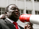 Le chef de l'opposition zimbabwéenne Morgan Tsangirai s'adresse à ses partisans devant les bureaux de son parti, le MDC, le 30 janvier 2009.(Photo : Reuters)