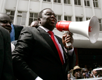 Le chef de l'opposition zimbabwéenne Morgan Tsvangirai s'adresse à ses partisans devant les bureaux de son parti, le MDC, le 30 janvier 2009.(Photo : Reuters)