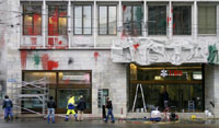 Le siège de l'UBS à Zurich, dimanche 18 janvier, après les actions de dégradation de la veille.(Photo : Reuters)