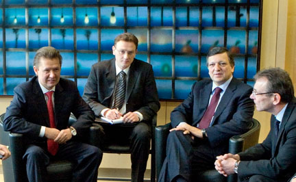 Au premier plan, de gauche à droite : Alexeï Miller, PDG de Gazprom, José Manuel Barroso, président de la Commission européenne, et Andris Piebalgs, commissaire européen à l'Energie, dans les bureaux de la Commission européenne, le 8 janvier 2008.(Photo : Reuters)