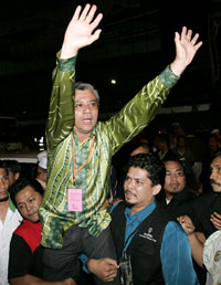 Mohamad Abdul Wahid Endut, un des candidats du Parti islamique pan-malaisien, savoure sa victoire dans les rues de Kuala Terengganu, le 17 janvier 2009.(Photo : Reuters)