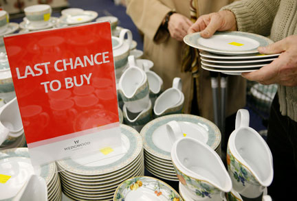 Sur l'écriteau : « Dernière affaire à saisir », le fabricant de porcelaine anglo-irlandais Waterford Wedgwood a annoncé son placement sous administration judiciaire, le 5 janvier 2009.( Photo : Reuters )