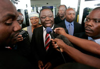 Le leader du MDC, Morgan Tsvangirai, à son arrivée à l'aéroport d'Harare, après deux mois d'absence, le 17 janvier 2009.(Photo : Reuters)