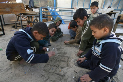 Des enfants palestiniens jouent au milieu des ruines d'une école de Rafah, au sud de Gaza, le 7 janvier 2009.(Photo : Saïd Khatib/AFP)