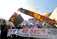 Les Sud-Coréens manifestent leurs inquiétudes après les déclarations de leurs voisins quant à l'envoi d'un satellite de communication.(Photo : Jung Yeon-Je/AFP)