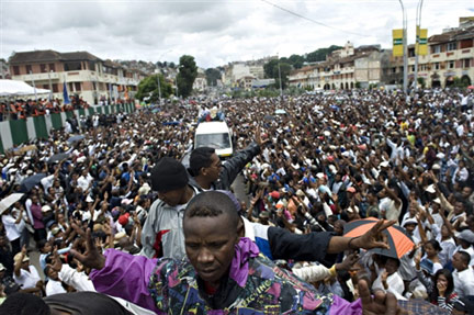 Manifestation dans le calme ce 9 février 2009 dans l'avenue principale d'Antananarivo.(Photo : Walter Astrada/AFP)