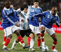 Sergio Aguero résiste à William Gallas et aux Bleus.(Photo : Reuters)