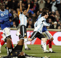 Bacary Sagna et Steve Mandanda cèdent face au prodige Messi.(Photo : Reuters)