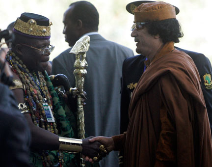 Mouammar Kadhafi (d), en compagnie d'un notable africain lors de son arrivée au sommet de l'Union africaine.(Photo: Reuters)