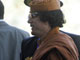 Mouammar Kadhafi (d), en compagnie d'un notable africain lors de son arrivée au sommet de l'Union africaine.(Photo: Reuters)