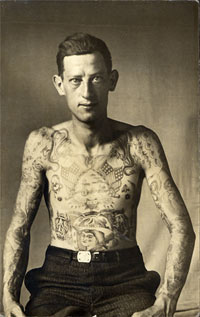 Homme tatoué (1921).(Courtesy Anthony d'Offray, Londres)